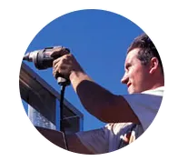 Un hombre está usando un taladro en un trozo de metal.