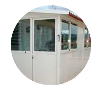 Un edificio blanco con muchas ventanas y puertas en forma de círculo.