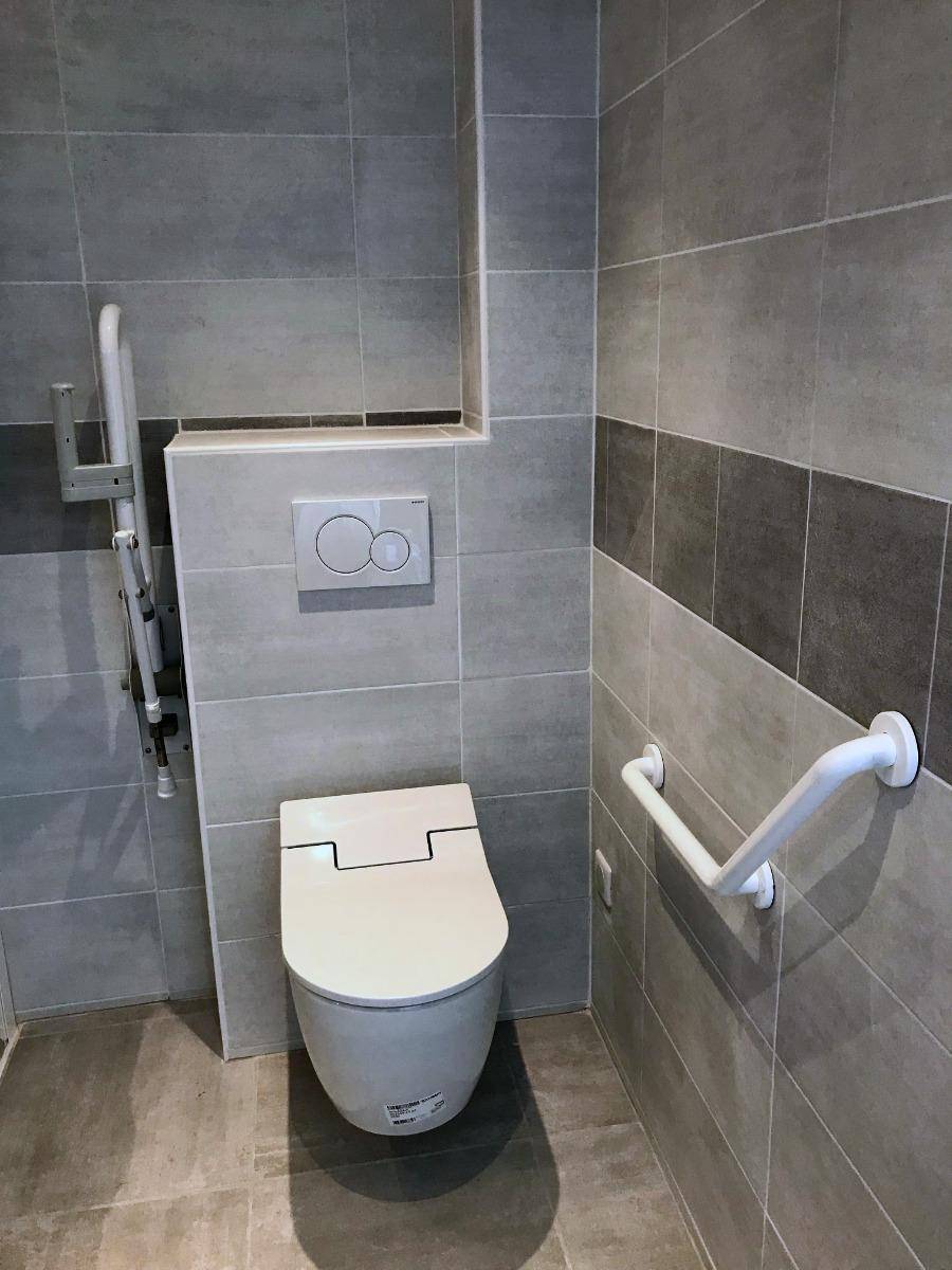 toilette pour personne à mobilité réduite