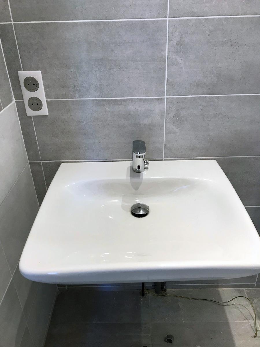 installation d'un lavabo de salle de bain