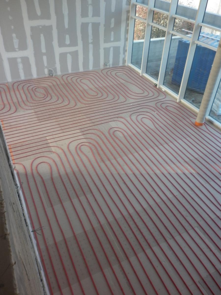 installation réseau chauffage au sol avec tuyaux