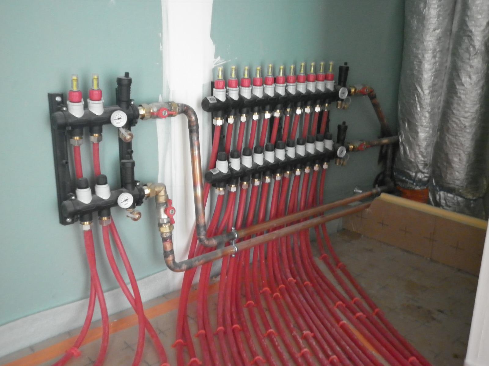 réseau chauffage au sol avec tuyaux