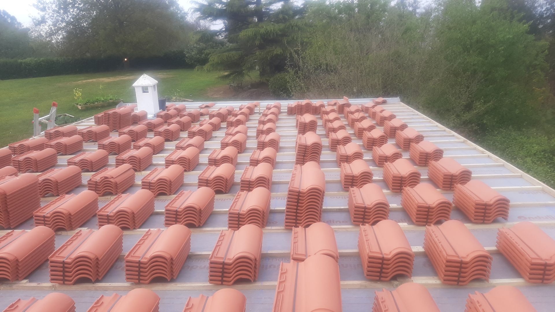 Un techo con muchas tejas rojas.