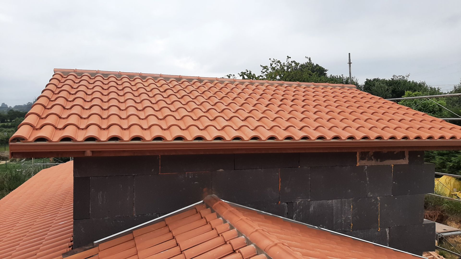 Un techo con muchas tejas.
