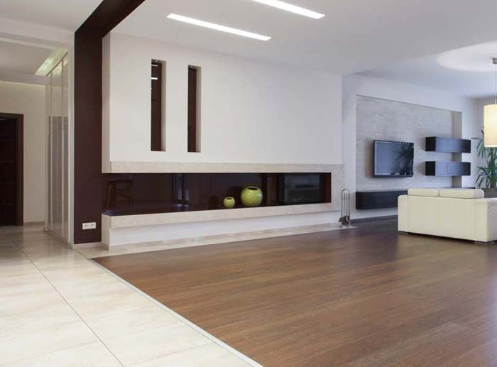 Una sala de estar con chimenea y TV de pantalla plana.