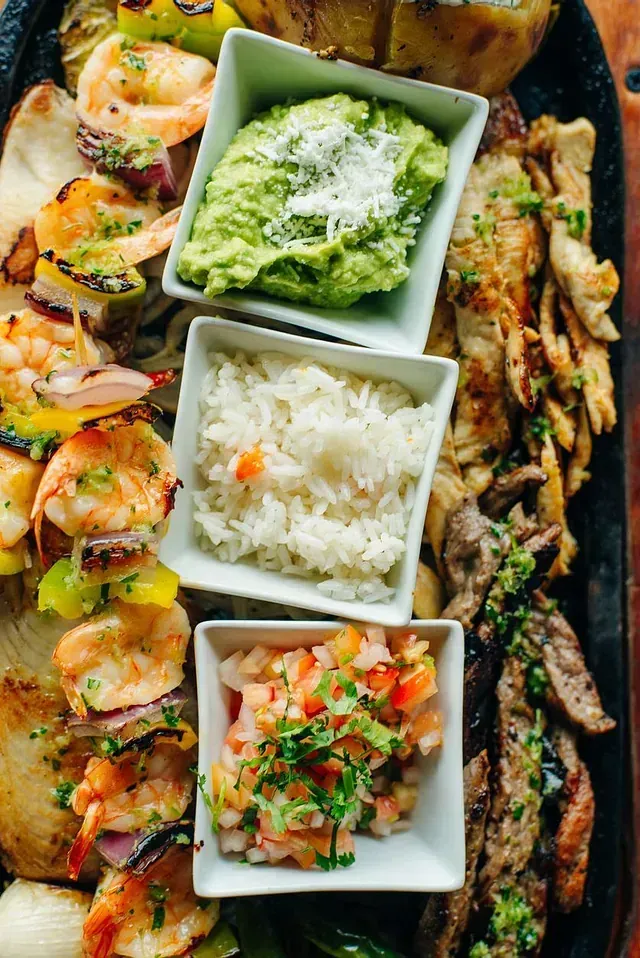 Hay muchos tipos diferentes de comida en el plato.
