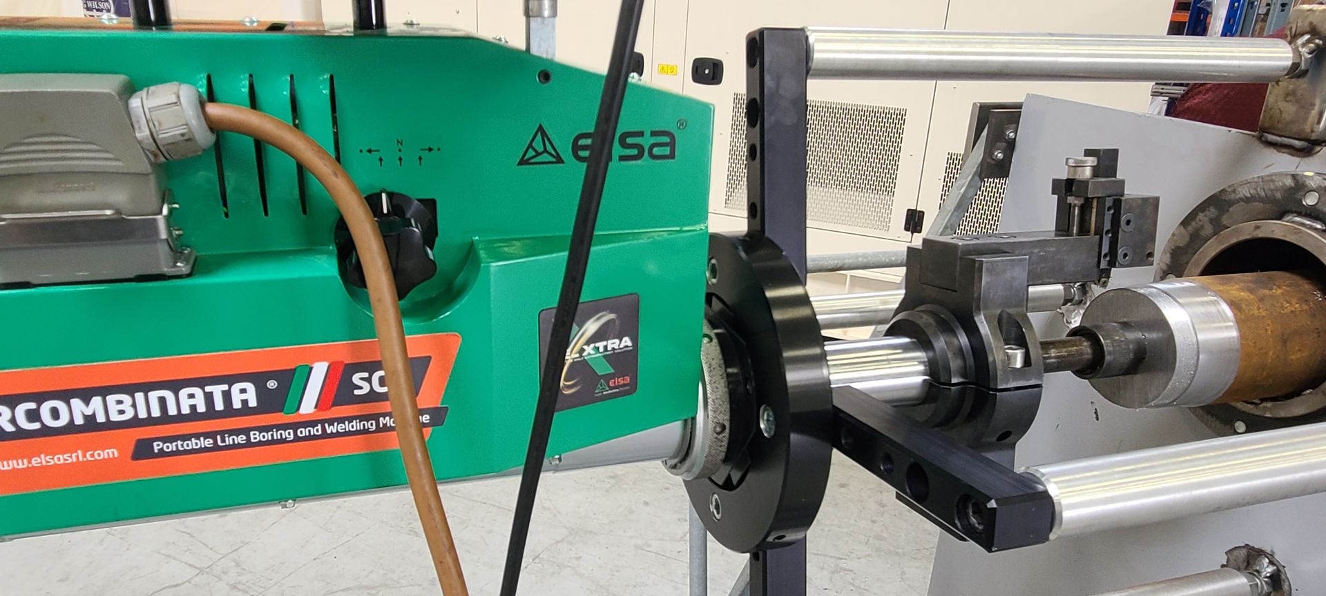 Une aléseuse portative verte.