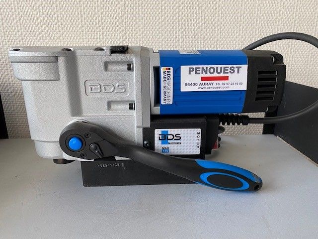 Perceuse magnétique BDS avec clé à cliquet bleue et noire.