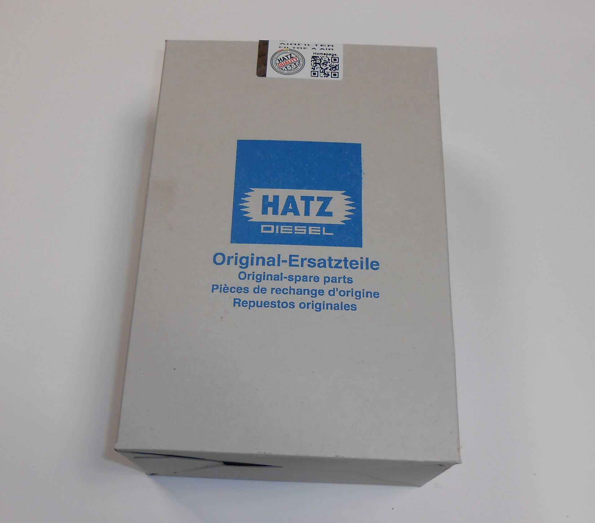 Boîte avec le logo bleu Hatz Diesel et l'inscription « Pièces de rechange d'origine ».