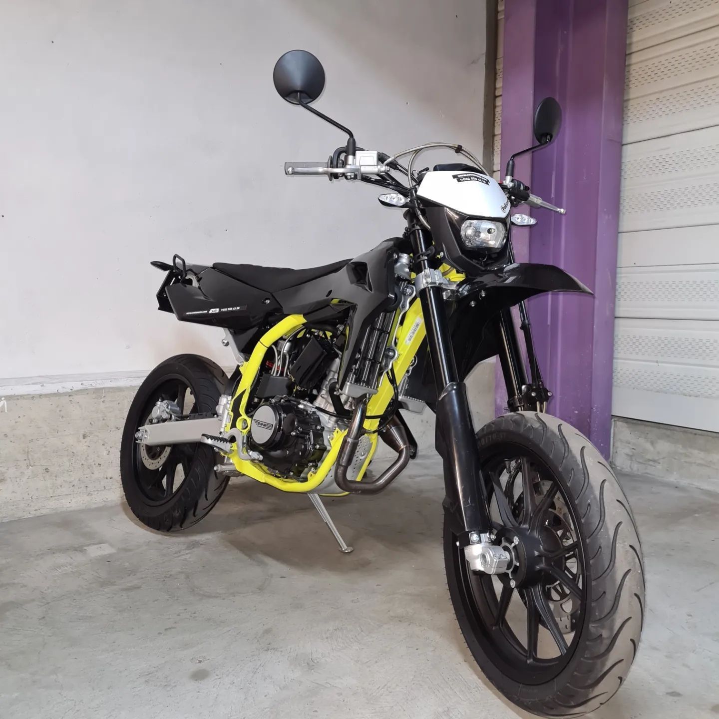 moto tout terrain noire