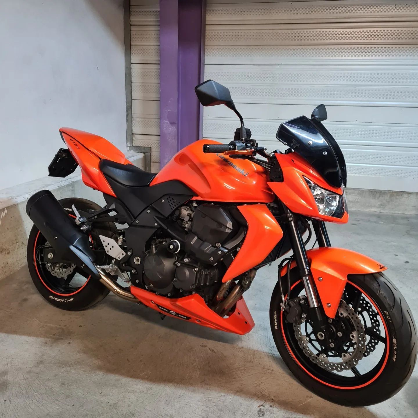 moto orange et noire