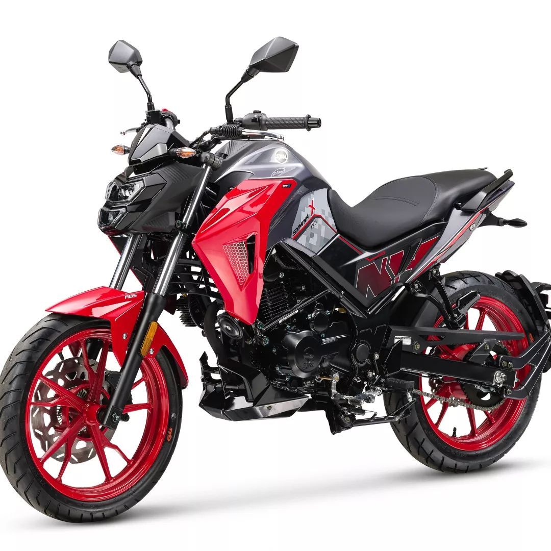 grande moto rouge et noir