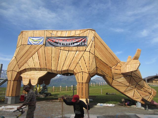 Holzfigur Kuh - Brawand Zimmerei AG