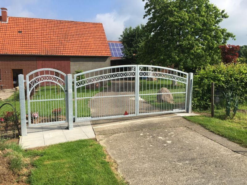großes Eingangstor