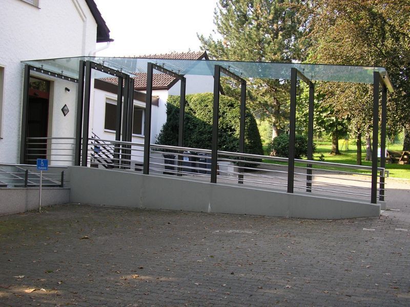 Vordach aus Glas vor einem Eingang