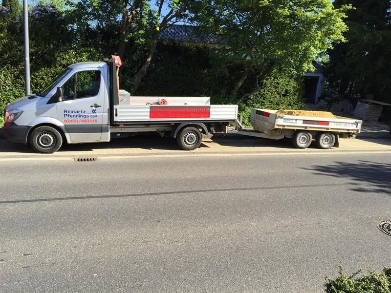 Ein LKW mit einem Anhänger steht am Straßenrand