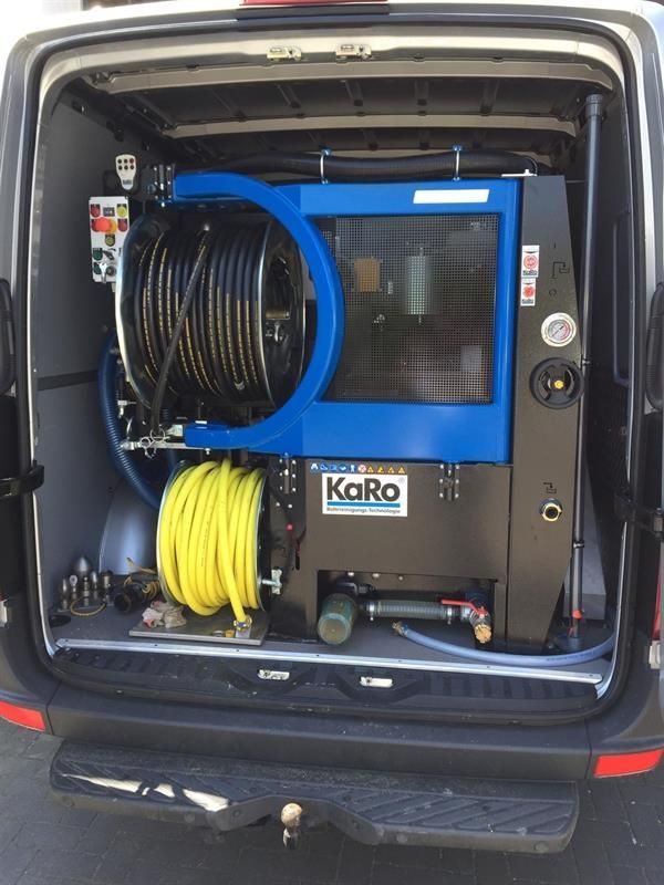 Die Rückseite eines Lieferwagens mit einer Maschine, auf der Karo steht