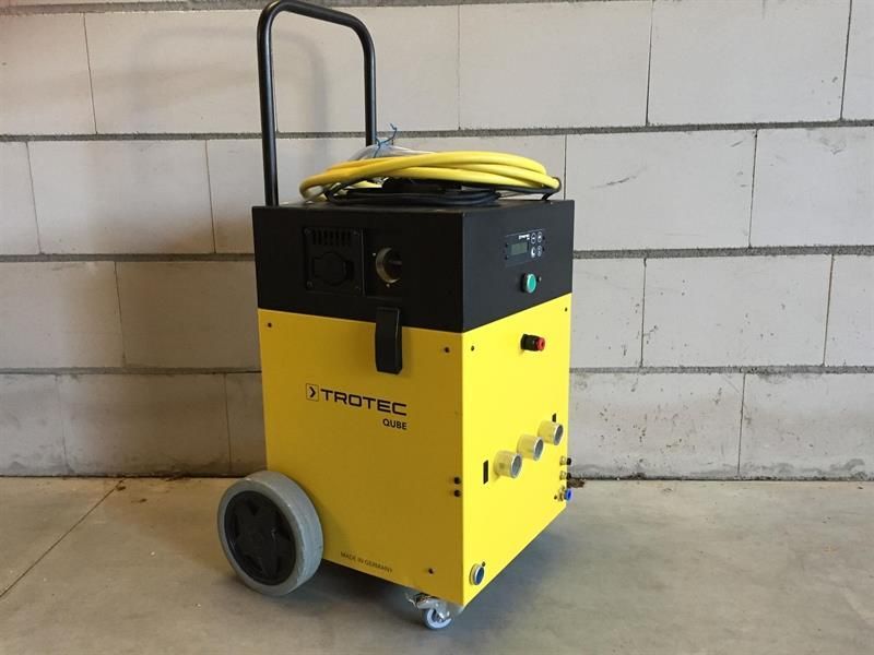 Eine gelb-schwarze Box mit dem Wort „Trume“ darauf