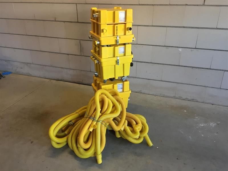 Ein Bündel gelber Seile sind übereinander gestapelt