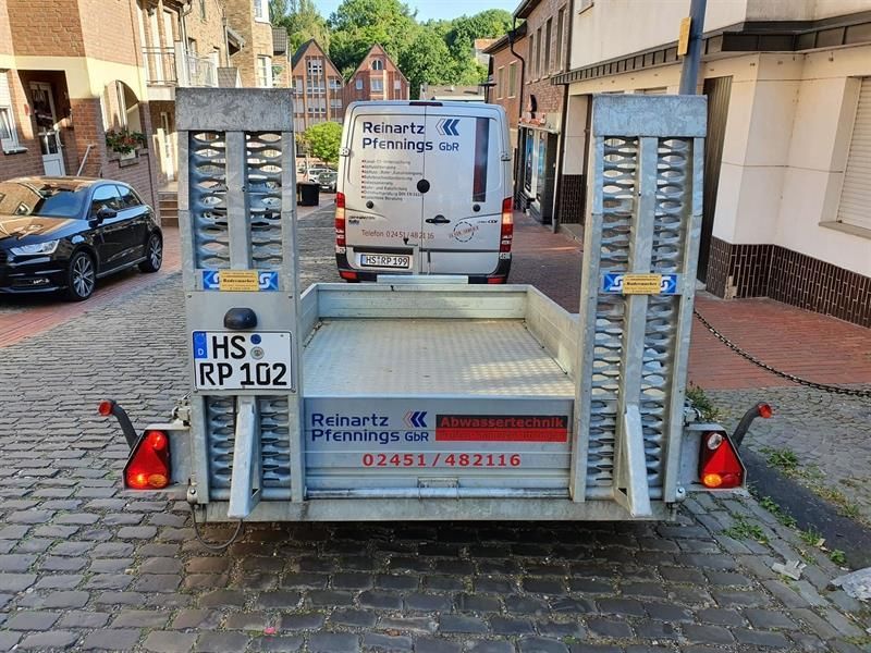 Ein Anhänger mit einem Nummernschild mit der Aufschrift HS RP 102