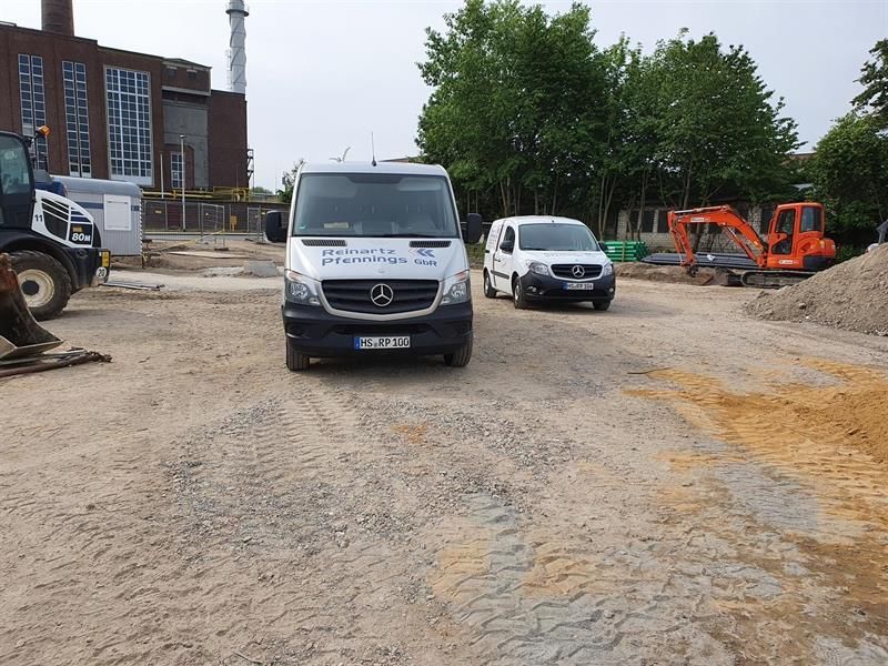 Ein Mercedes-Van steht auf einer unbefestigten Straße