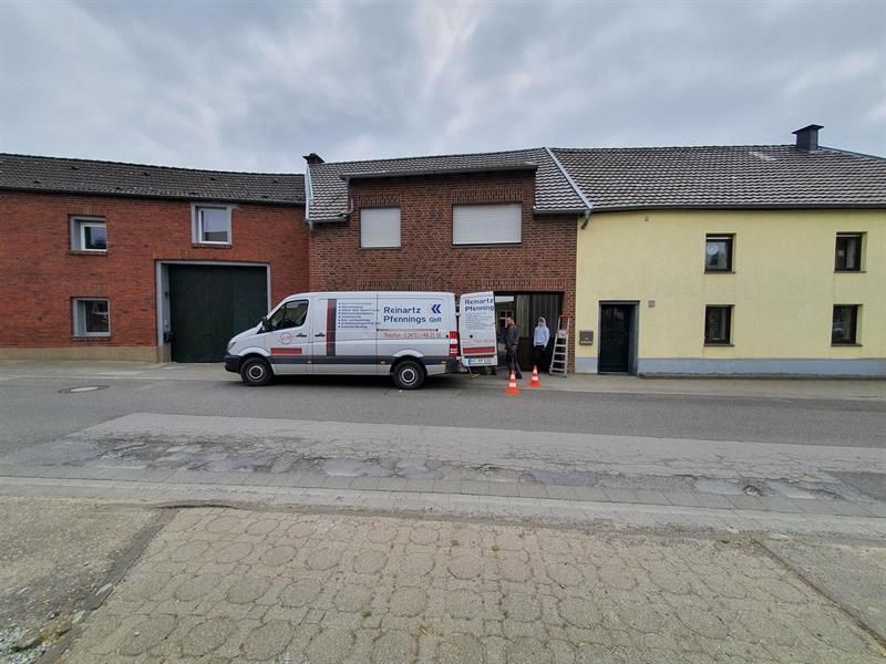 Ein weißer Lieferwagen steht vor einem Backsteingebäude