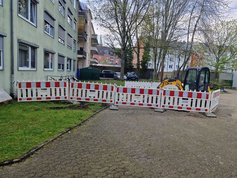 Eine rot-weiße Barriere steht vor einem Gebäude