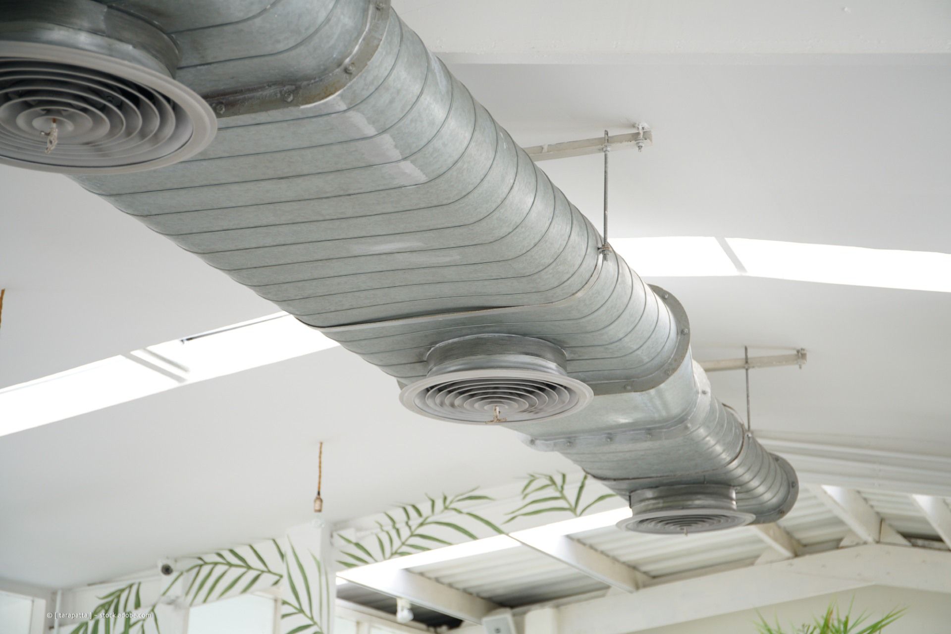 Bild von Lüftungsanlage an Decke von Gebäude