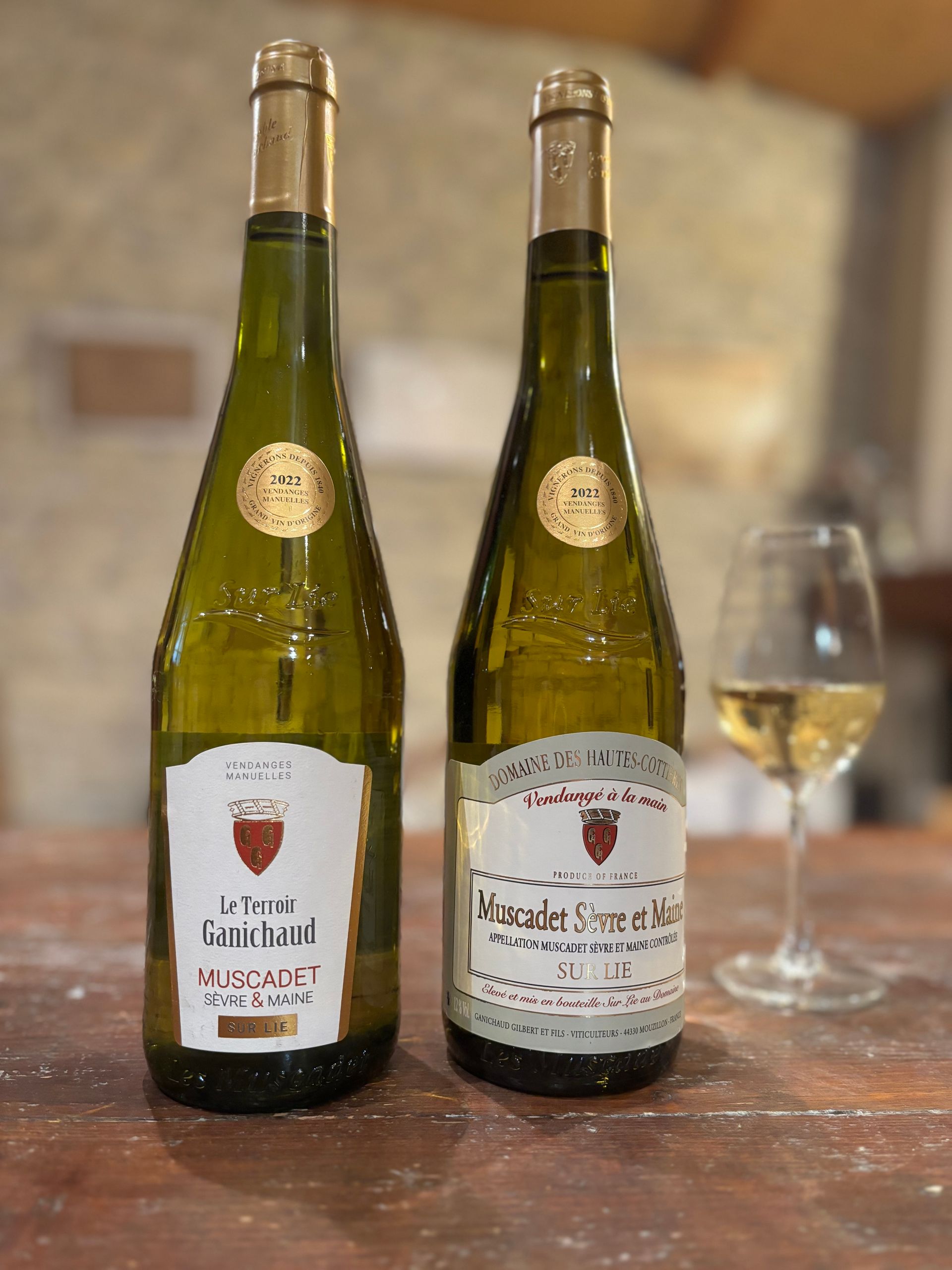 Deux bouteilles du Domaine des Hautes Cottières