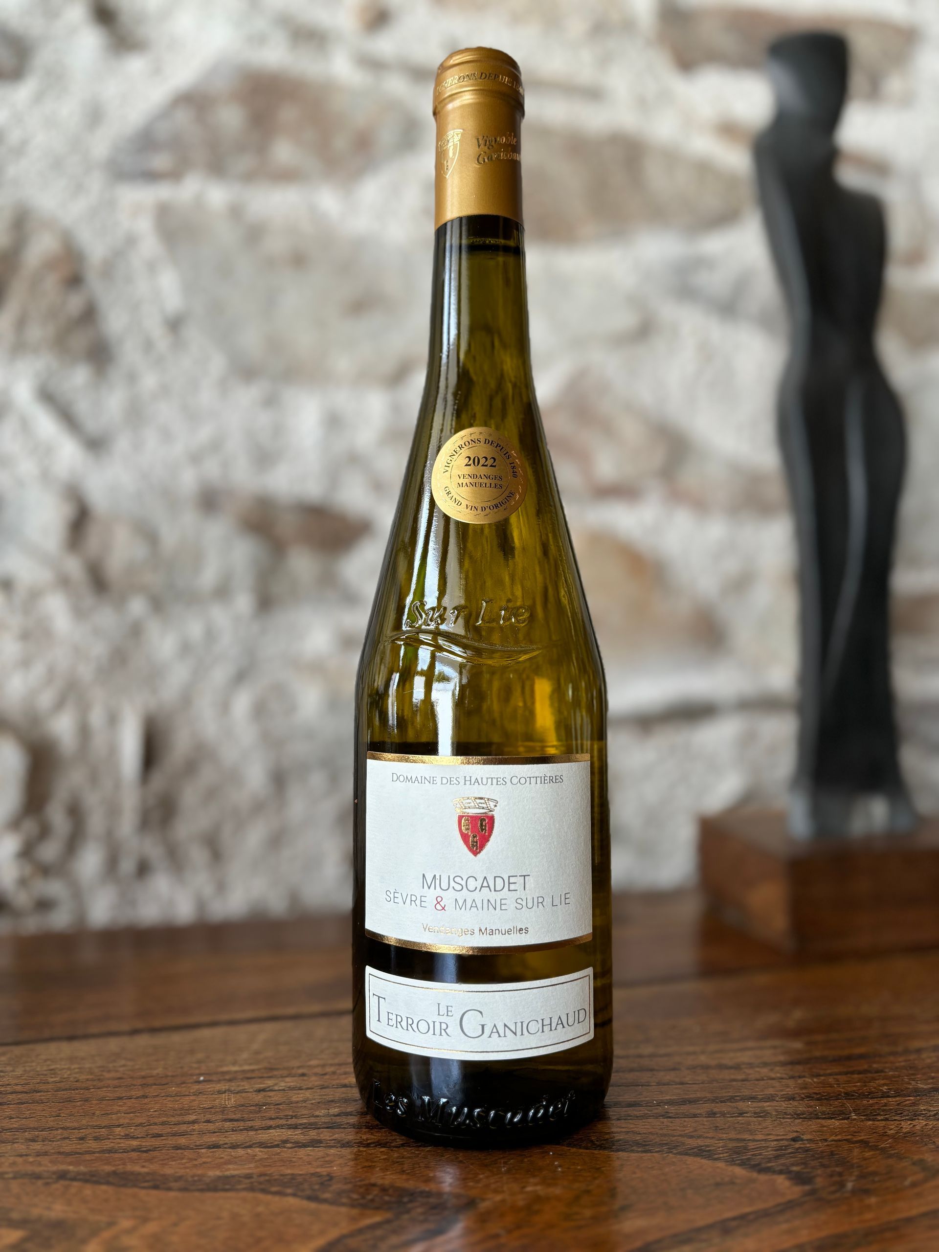 Deux bouteilles du Domaine des Hautes Cottières