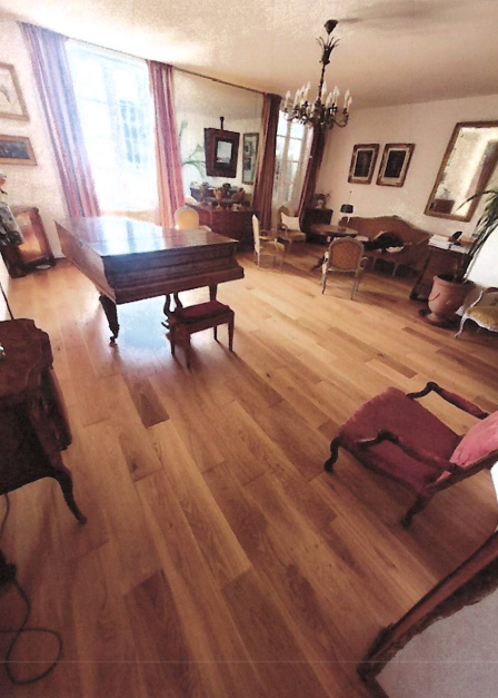 Salle à manger de maison avec du parquet au sol