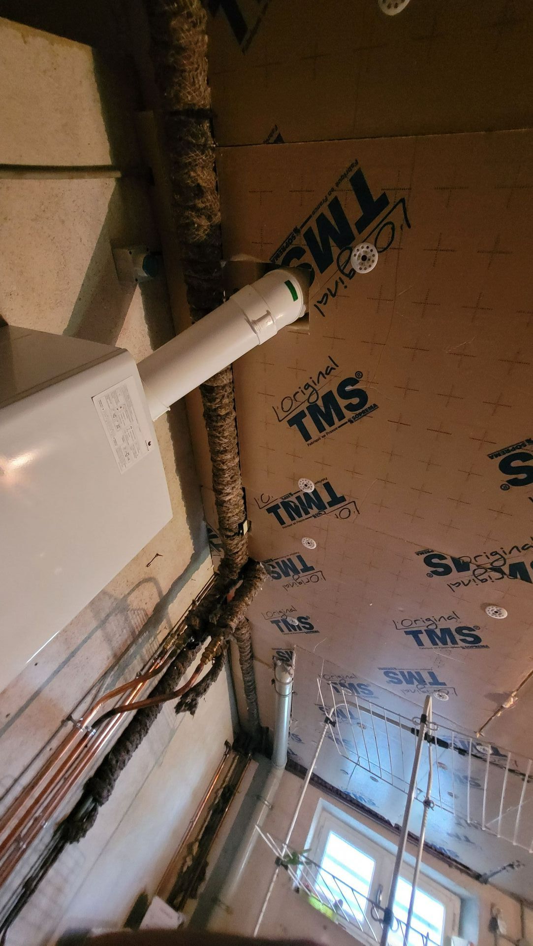 Isolation sous un plancher et tuyau