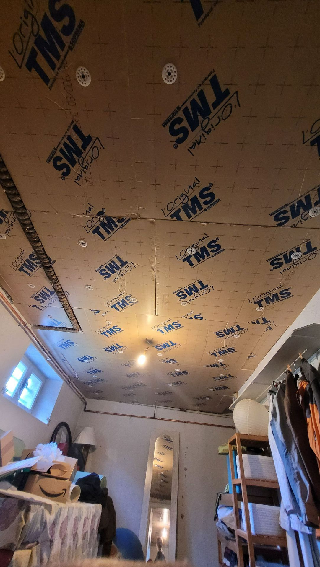 Pièce isolée sous un plancher