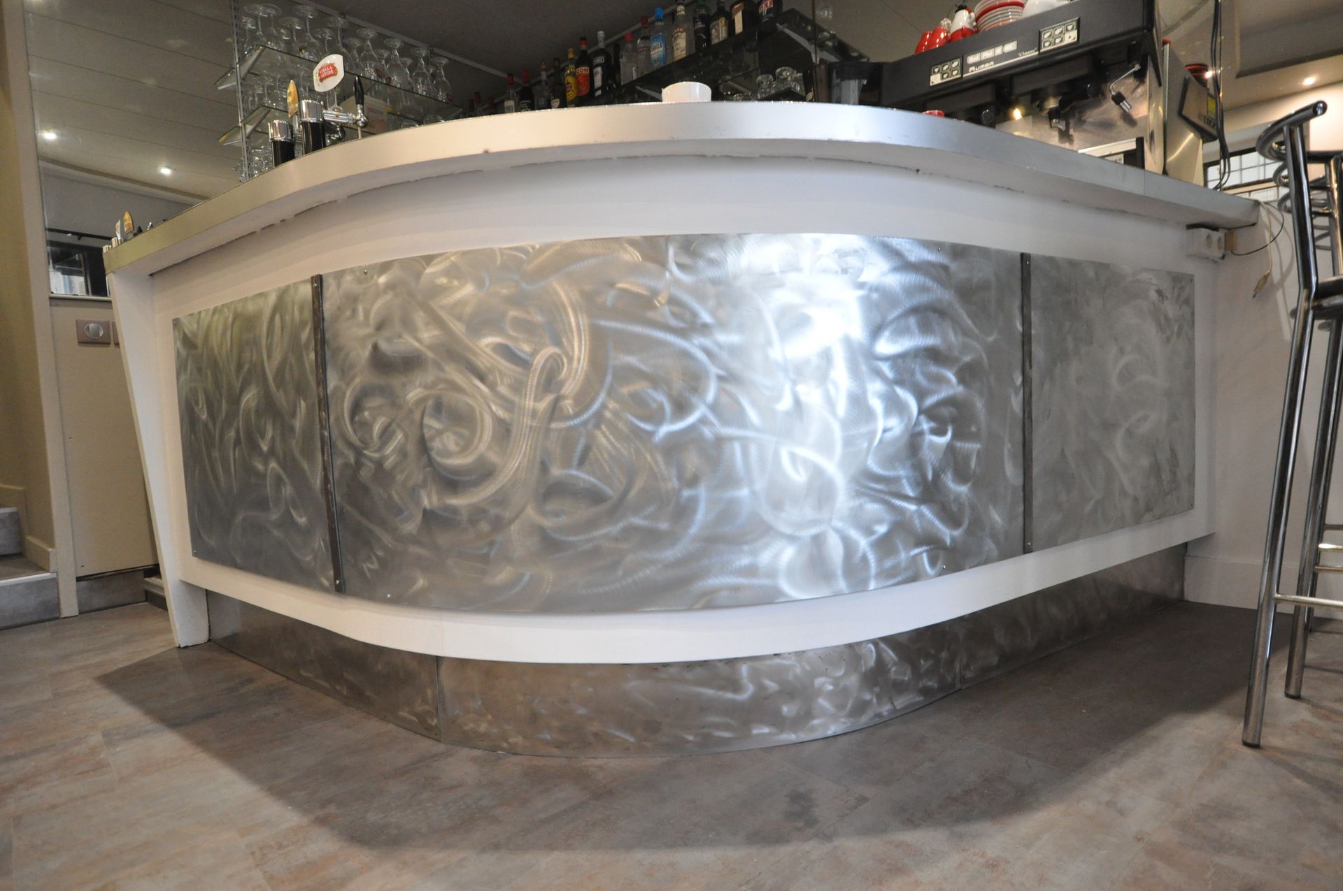 Bar avec un effet métallique