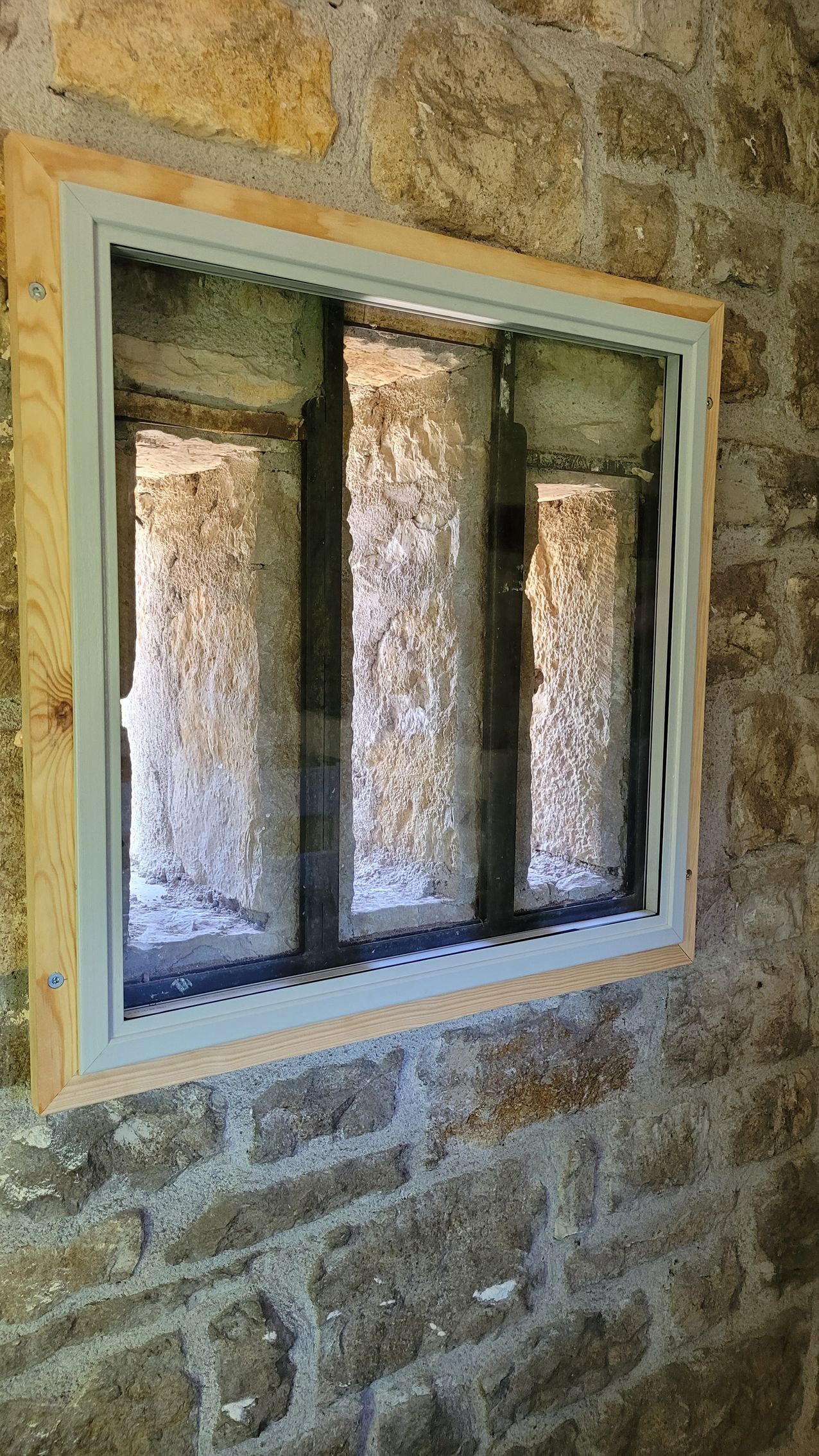 Rénovation de fenêtre sur un mur en pierre