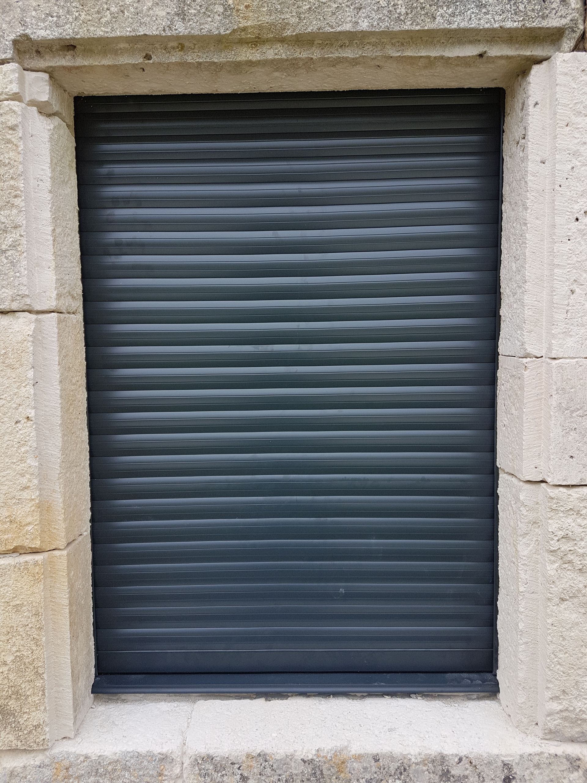 Fenêtre en alu fermée et volet