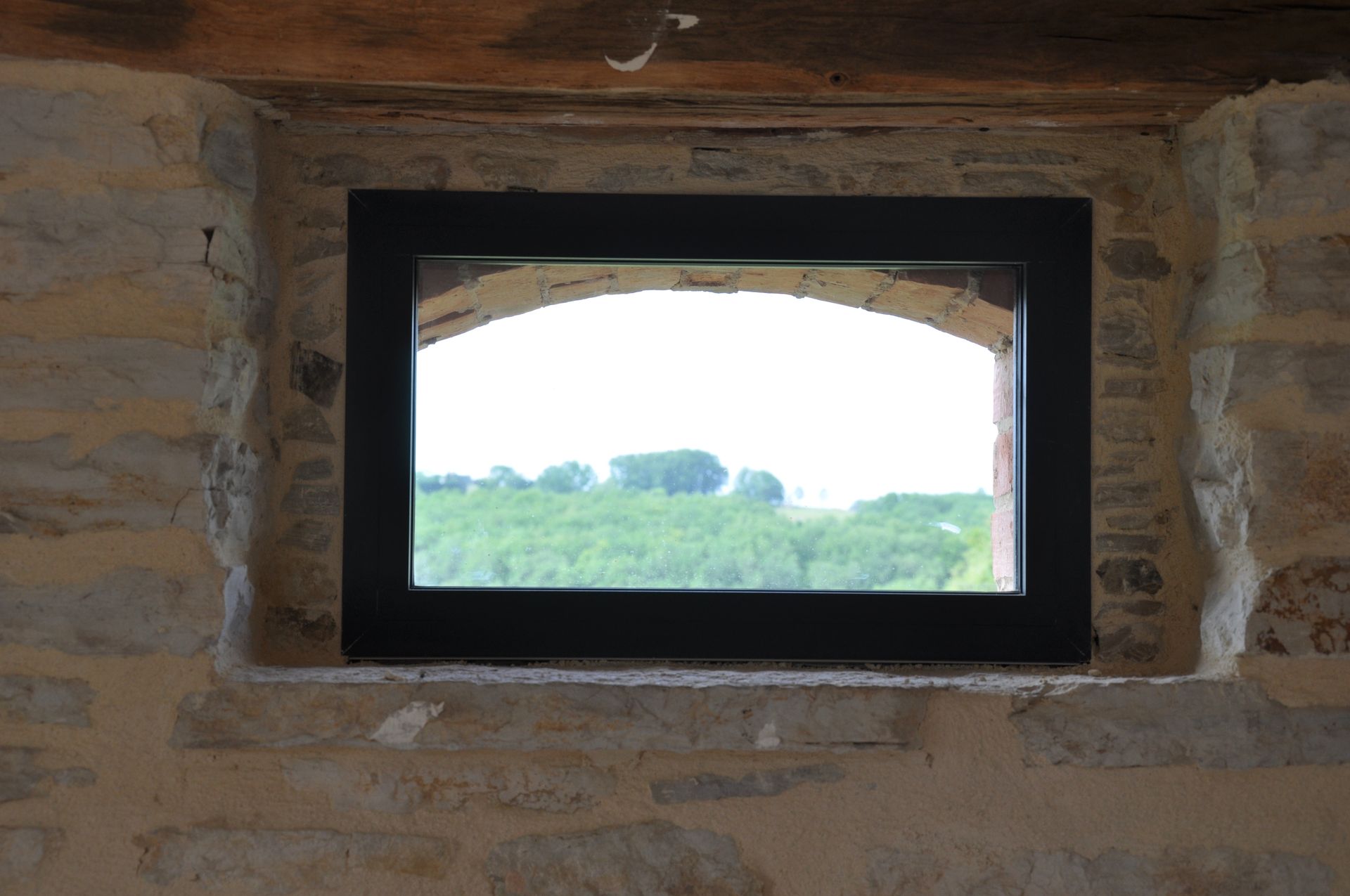 Fenêtre en alu noir carrée