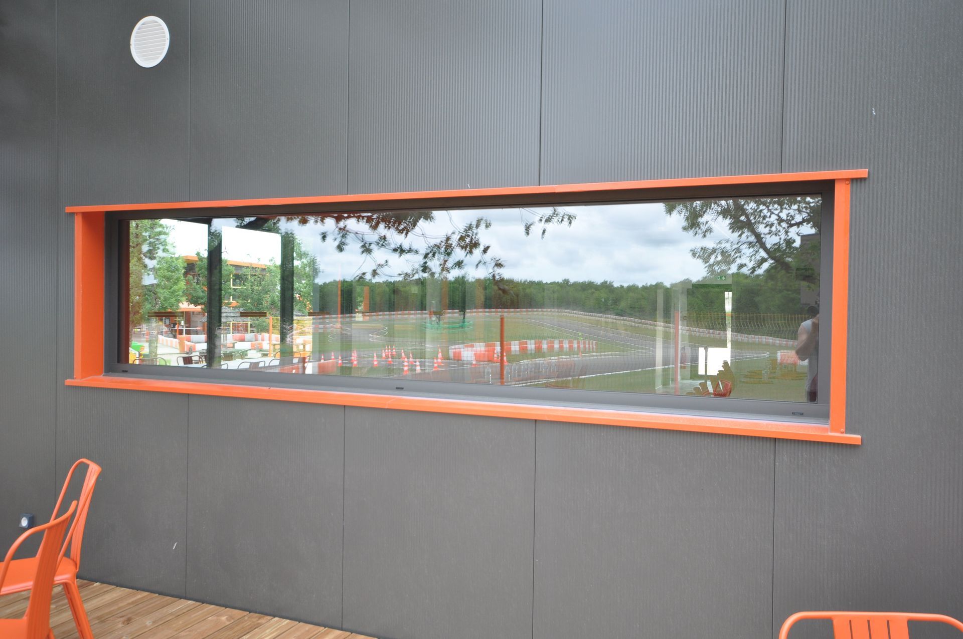 Fenêtre en alu allongée