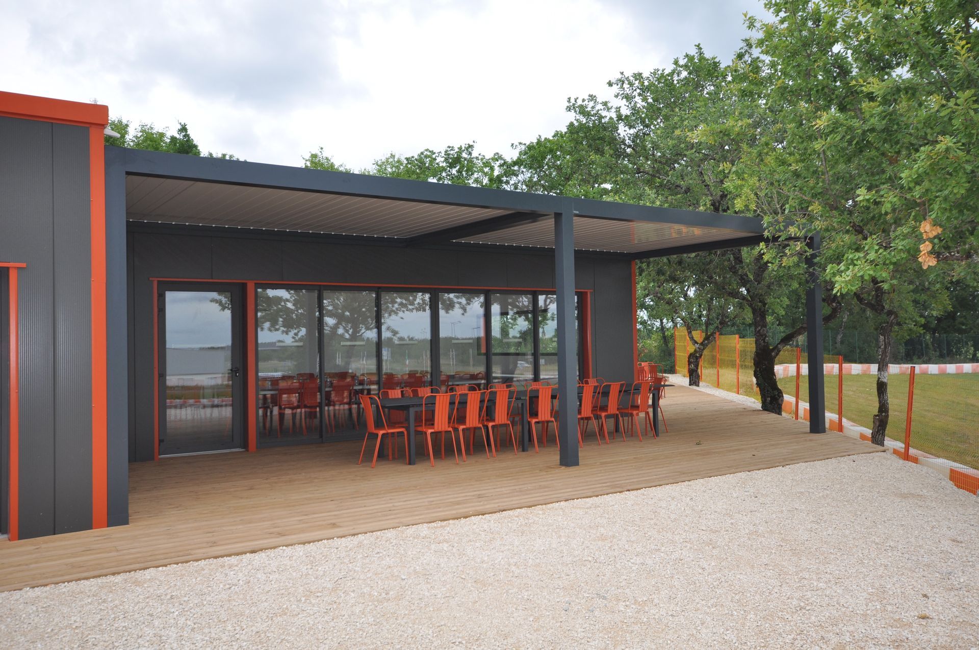 Pergola sur terrasse et mobilier de jardin