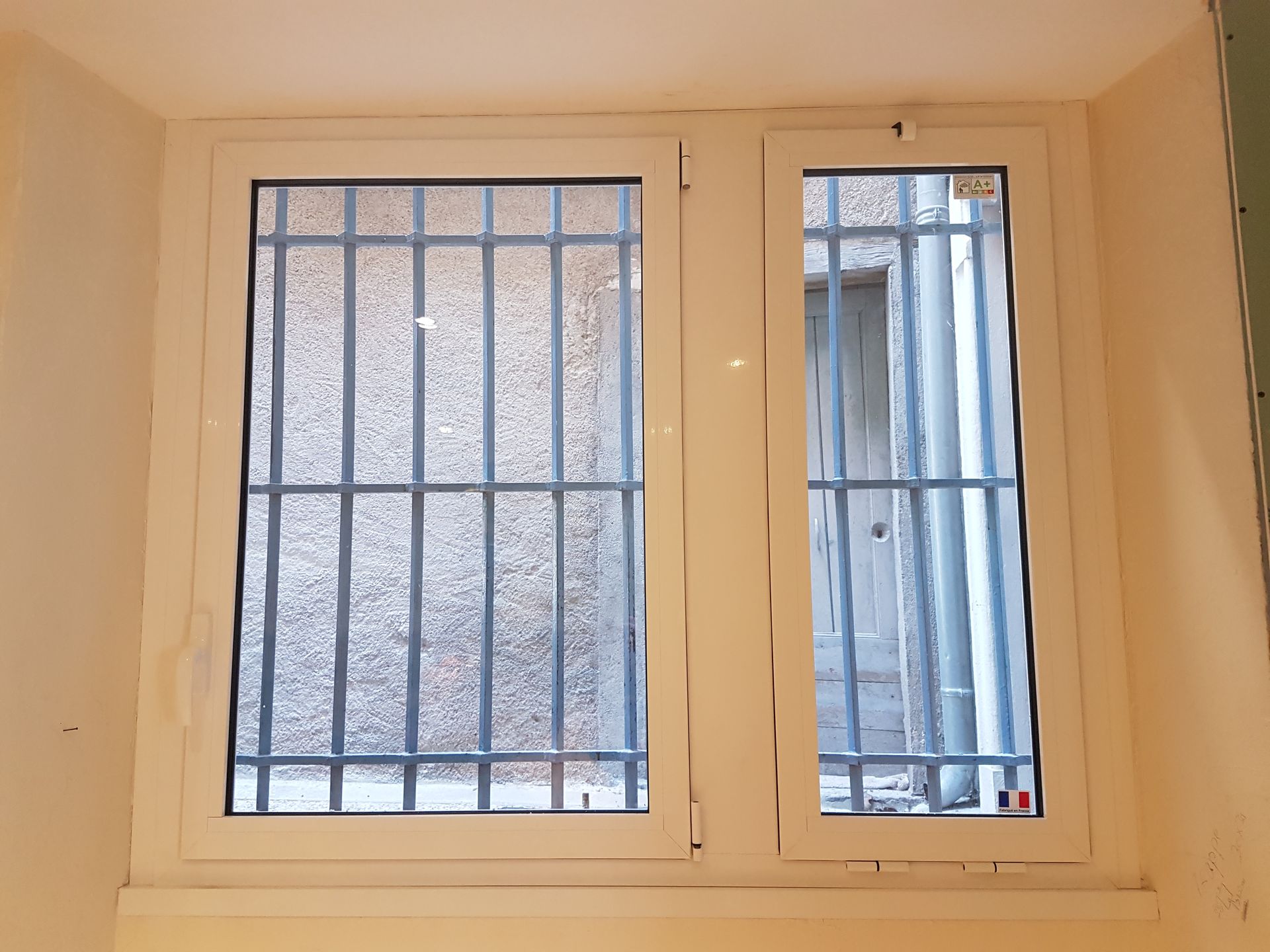Intérieur grille sur fenêtre en alu