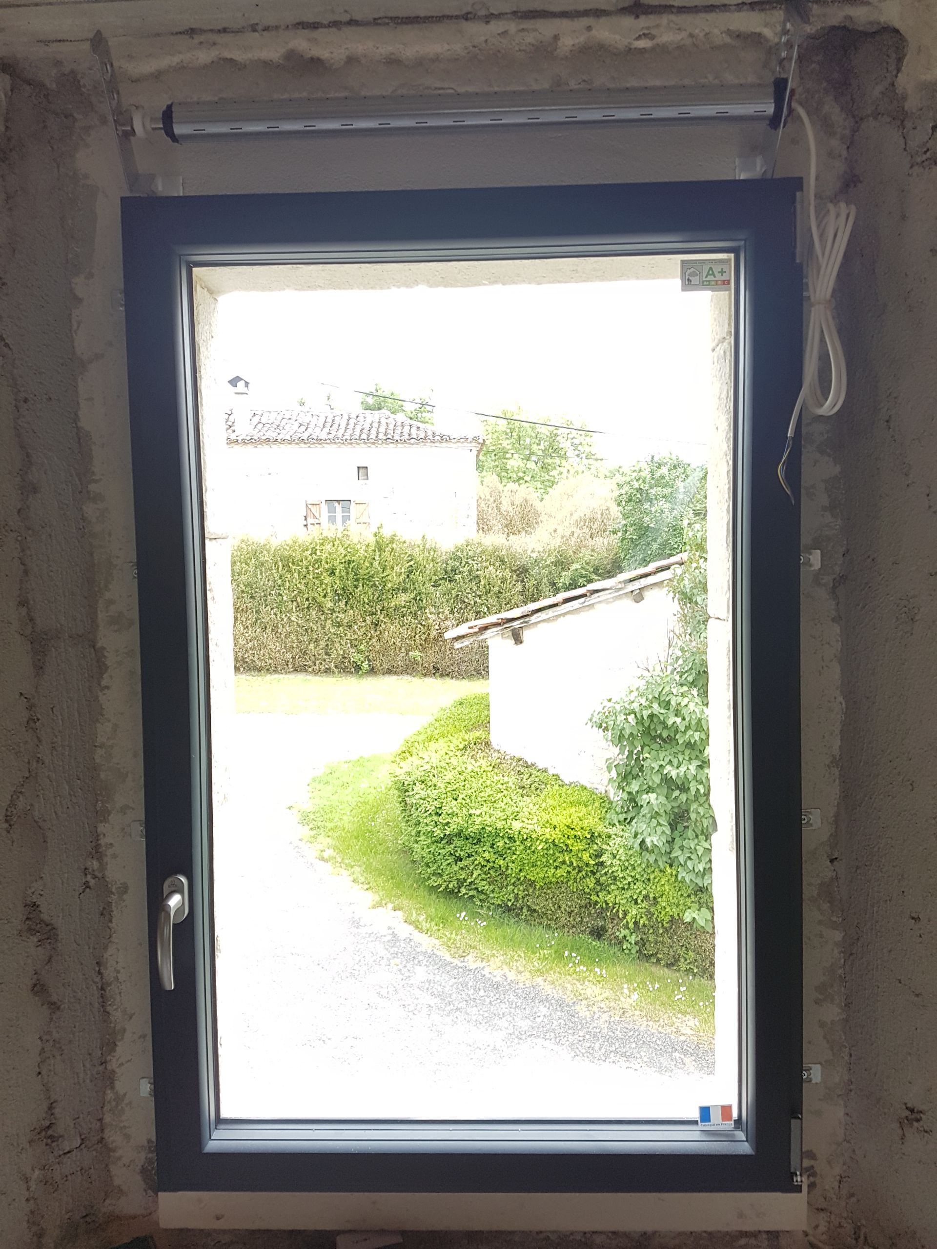 Fenêtre ouverte en alu foncé