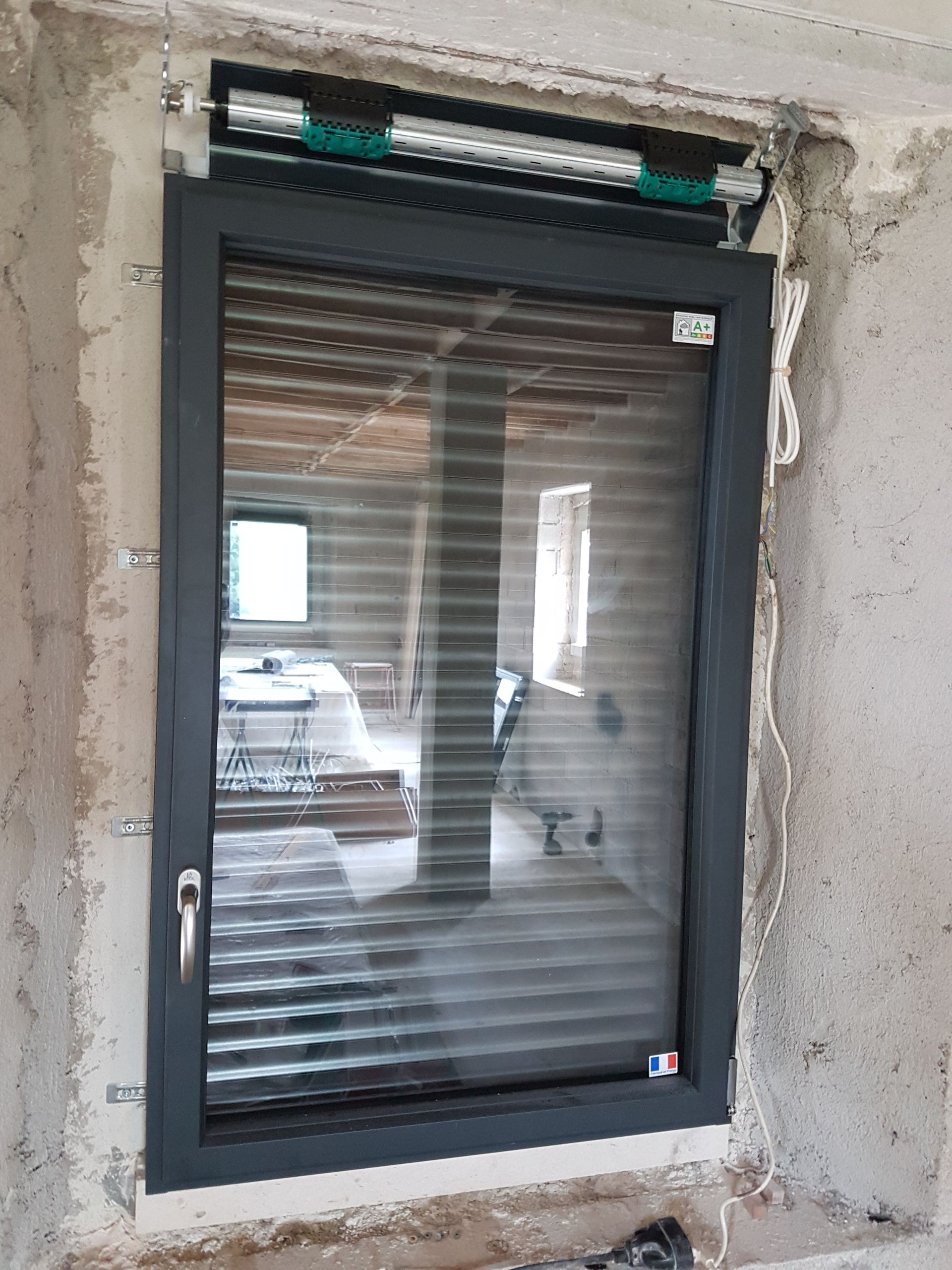 Fenêtre en alu foncé et store