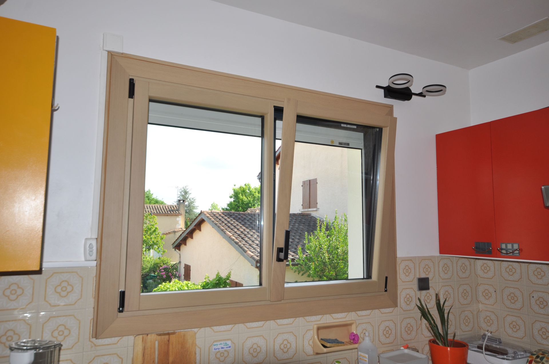 Fenêtre en bois avec un volet ouvert