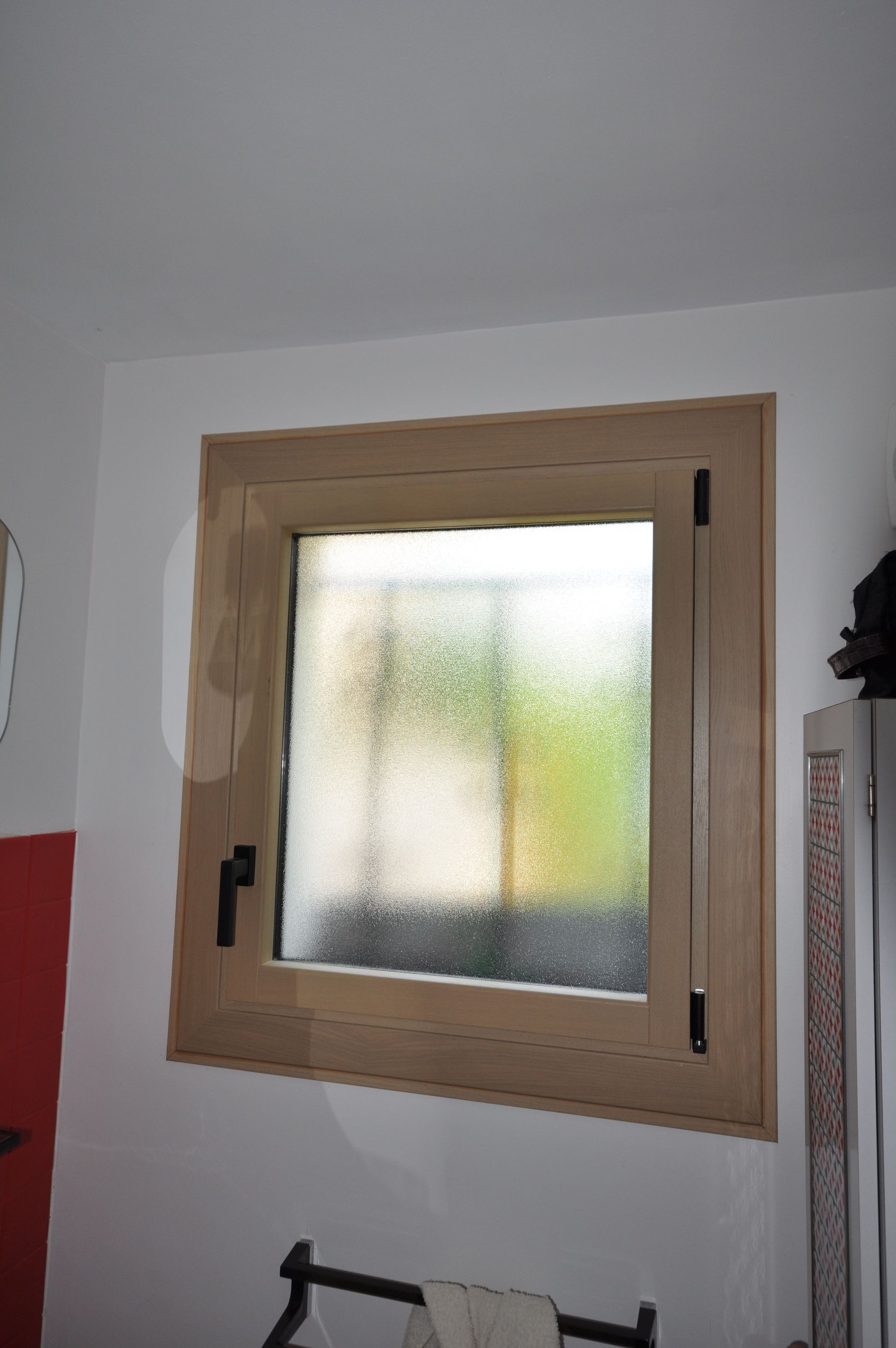 Petite fenêtre en bois