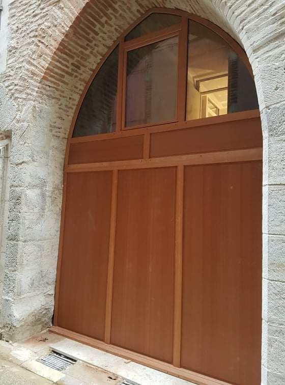 Grande fenêtre en bois