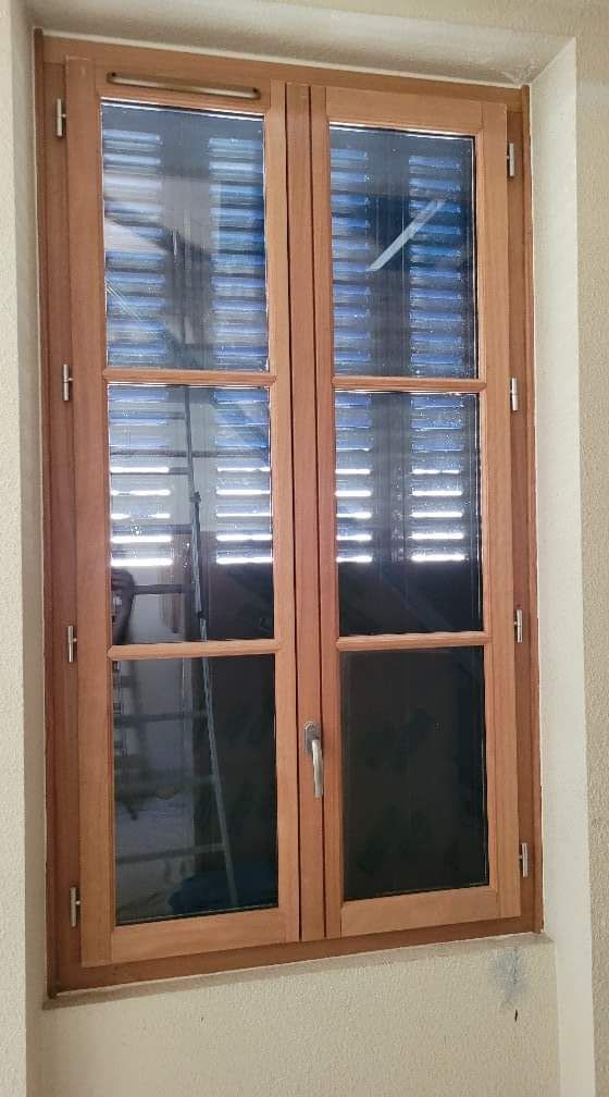 Fenêtre en bois clair