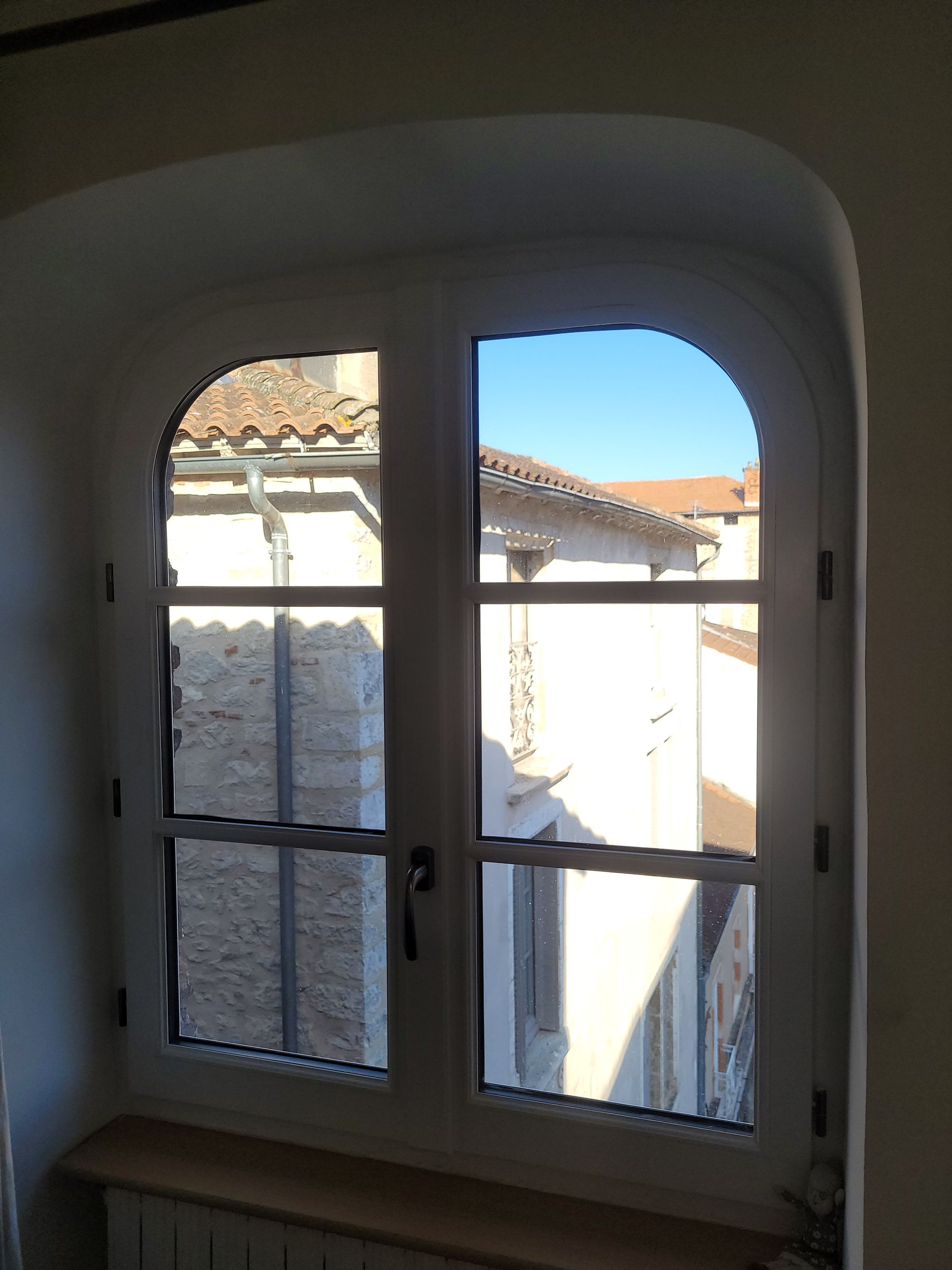 Fenêtre en bois à carreaux