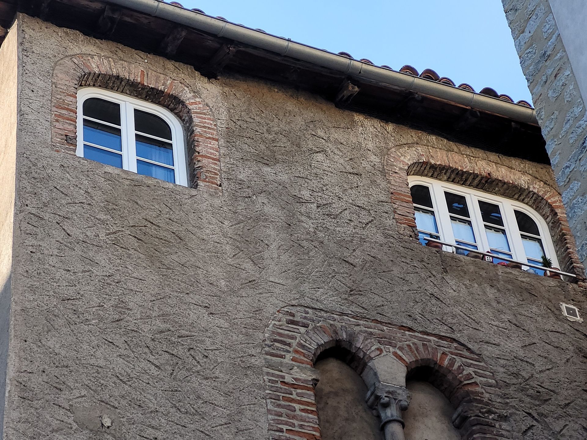 Deux fenêtres en bois blanc