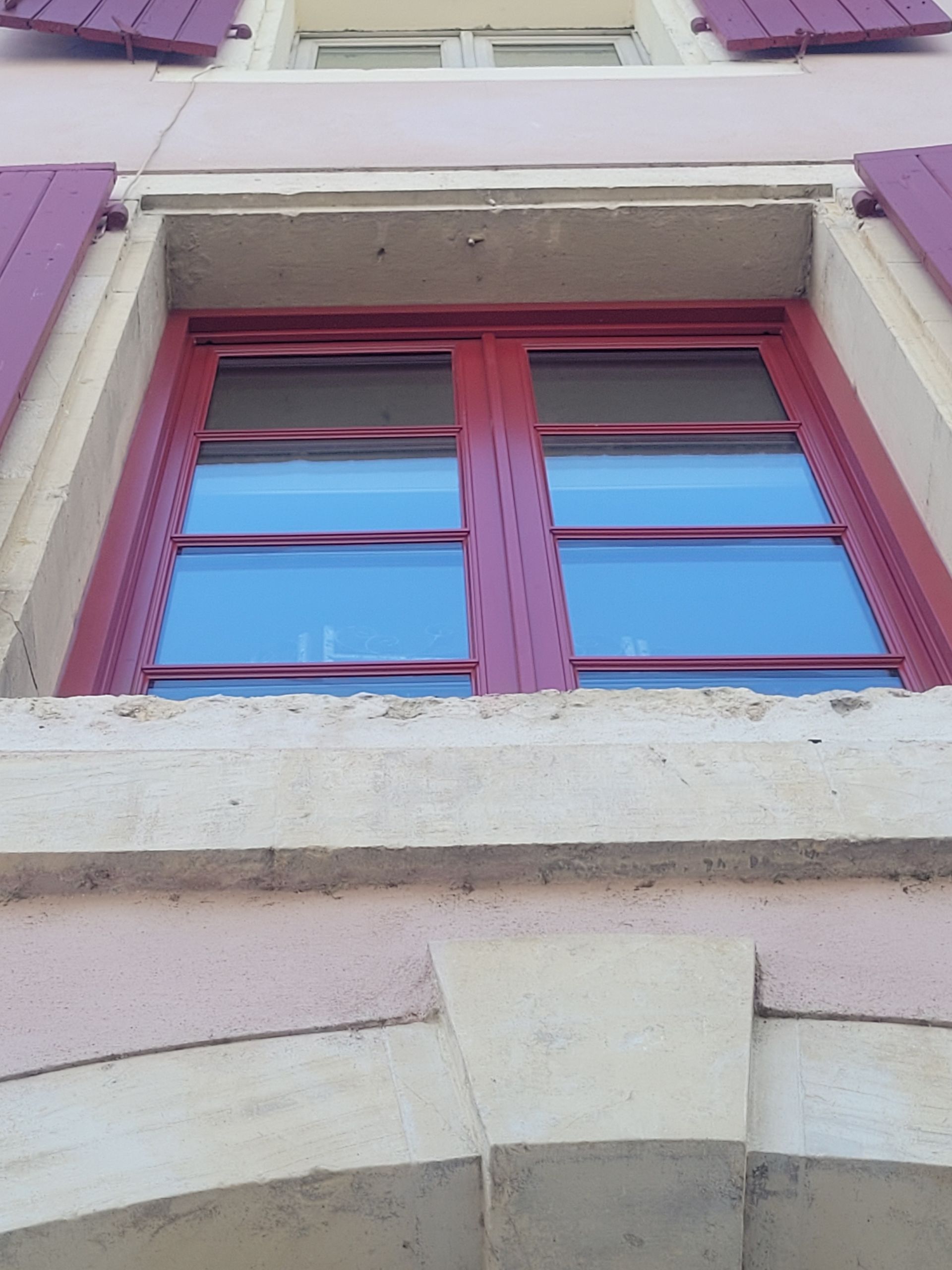 Fenêtre en bois rouge