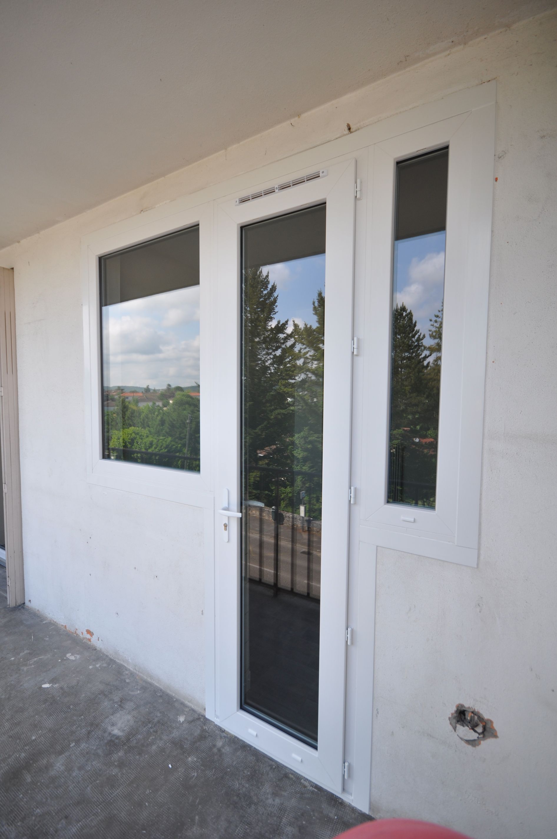 Trois fenêtres en PVC blanc